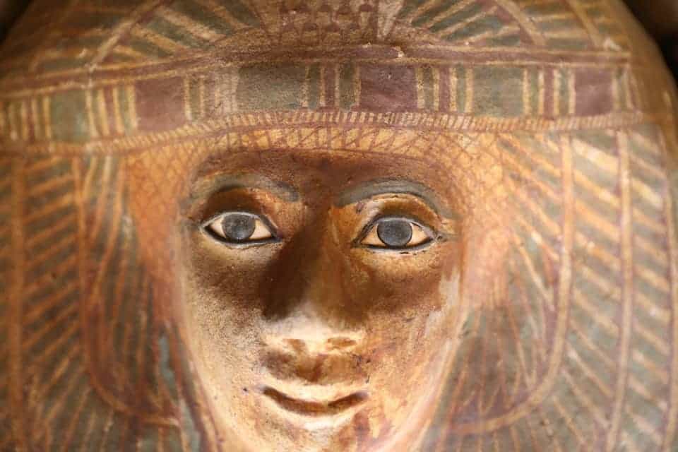Un sarcophage en bois peint découvert dans un tombeau datant de l'Ancien Empire situé à proximité des pyramides de Gizeh. © Egyptian Ministry of Antiquities