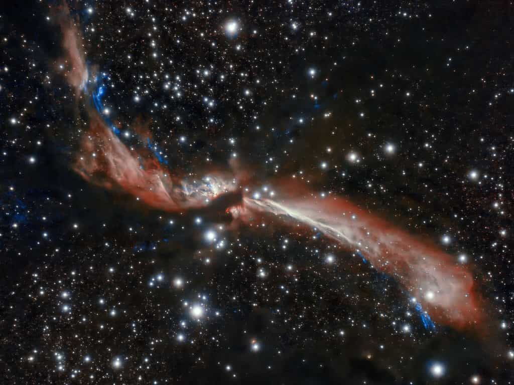 Le jeune jet stellaire sinueux, MHO 2147, semble serpenter à travers un champ d'étoiles dans cette image capturée au Chili par l'Observatoire international Gemini, un programme du NOIRLab de la NSF. © International Gemini Observatory, NOIRLab, NSF, AURA