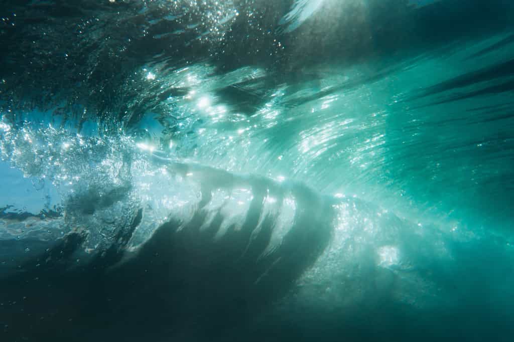 Les seiches provoquent des basculements de la masse d'eau et donc des vagues géantes. © Tyler, Adobe Stock