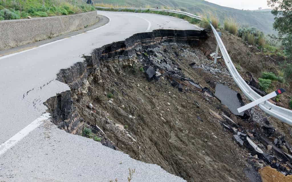 L'effet d'un tremblement de terre sur une route. © puckillustrations, Fotolia