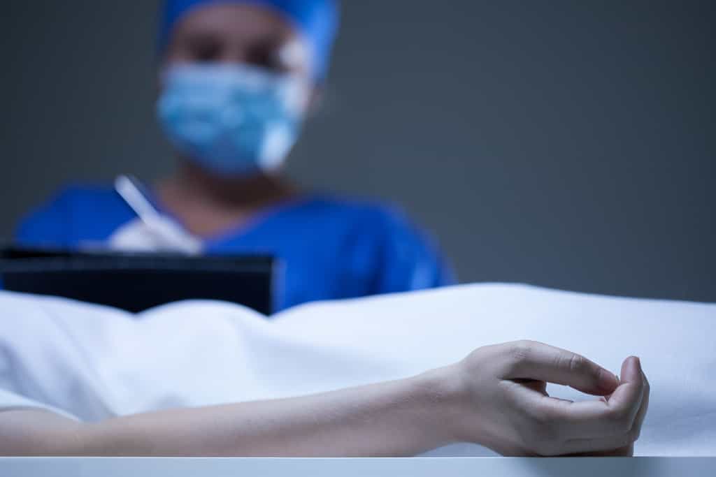 Les médecins légistes pratiquent des autopsies. © Photographee.eu, Shutterstock