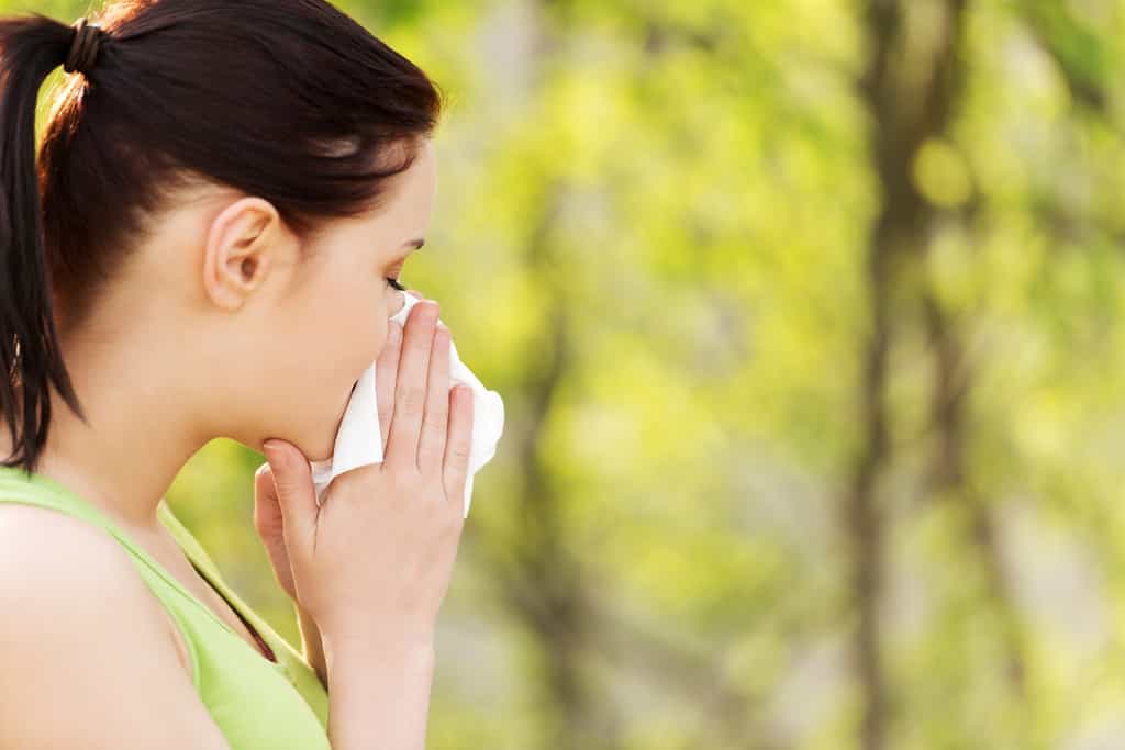 L’allergie aux pollens, ou « rhume des foins », provoque des symptômes tels que : éternuements, larmoiement, nez qui coule… © Piotr Marcinski, Shutterstock