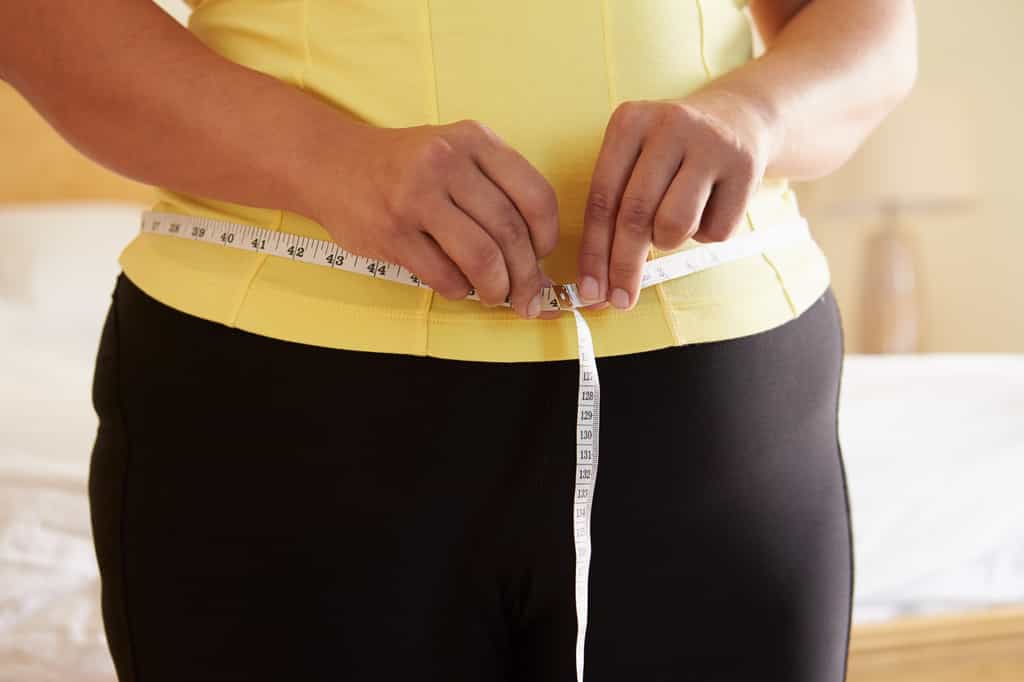 Pour savoir si l'on est en surpoids, la mesure du tour de taille est importante car elle permet d’évaluer la présence de graisses abdominales. © Monkey Business Images, Shutterstock