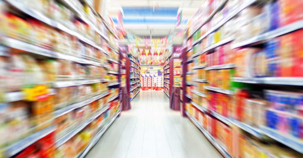 Mieux vaut éviter certains rayons des supermarchés pour ne pas être tenté. © gyn9037, Shutterstock