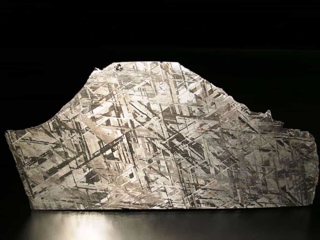 L'énigme de la formation du noyau de la Terre est-elle enfin résolue ? Ici, une coupe de la météorite Gibeon, une sidérite octaédrite classée IV A, trouvée en Namibie en 1836. La belle structure de ses figures de Widmanstätten et son excellent état de conservation en font la météorite la plus utilisée en bijouterie. Elle est surtout très précieuse pour les géologues car elle donne des indices sur l'aspect du noyau en fer et en nickel de la Terre. Ces météorites pourraient être des vestiges des noyaux de petites planètes. © L. Carion, carionmineraux.com