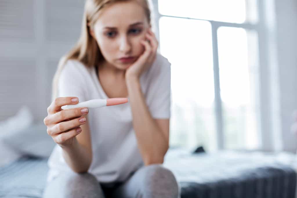 Test de grossesse : au moindre doute, procurez-vous un test de grossesse en pharmacie © zinkevych, Adobe Stock