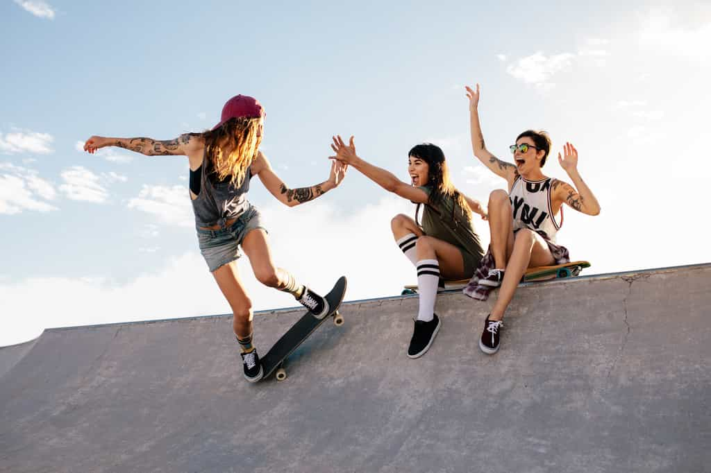 Une étude sur les bienfaits du skateboard encourage les jeunes femmes à pratiquer cette activité sportive. © Jacob Lund, Adobe Stock