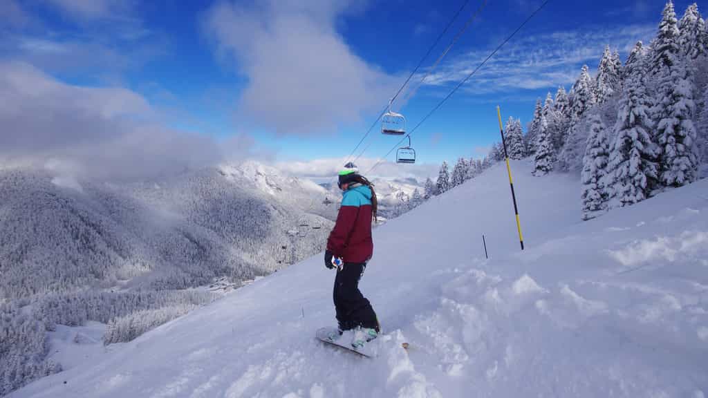 Des stations de ski dans le Massif central proposent la gamme complète des activités de sports d’hiver aux visiteurs. © minicel73, fotolia