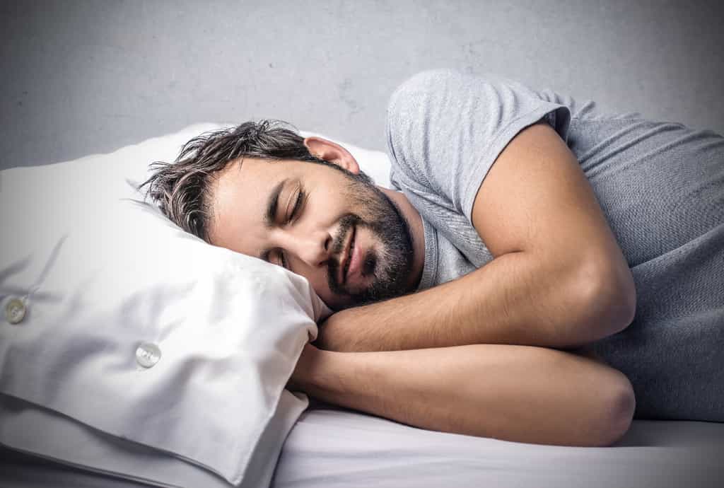 Pendant le sommeil paradoxal, l'individu rêve. Cette phase de sommeil semble plus présente chez l'Homme que chez les autres primates. © Ollyy, Shutterstock
