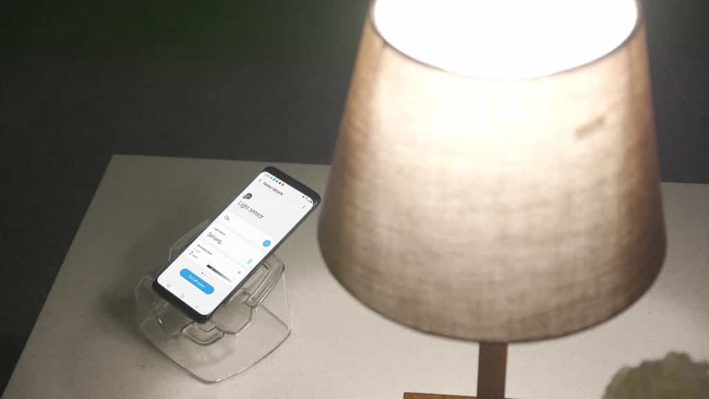 Le programme Galaxy Upcycling at Home permet, par exemple, de transformer un ancien Galaxy S en capteur de luminosité pour allumer automatiquement des lampes connectées. © Samsung