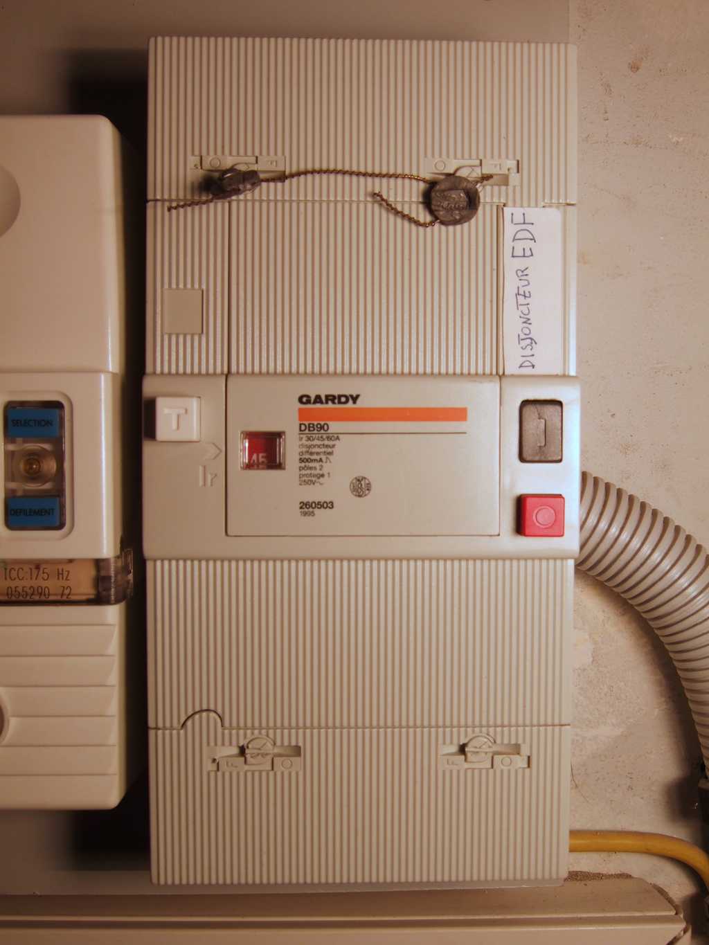 Le disjoncteur différentiel protège (aussi) une installation électrique contre les appareils défectueux qui pourraient provoquer des électrocutions. © Domaine public