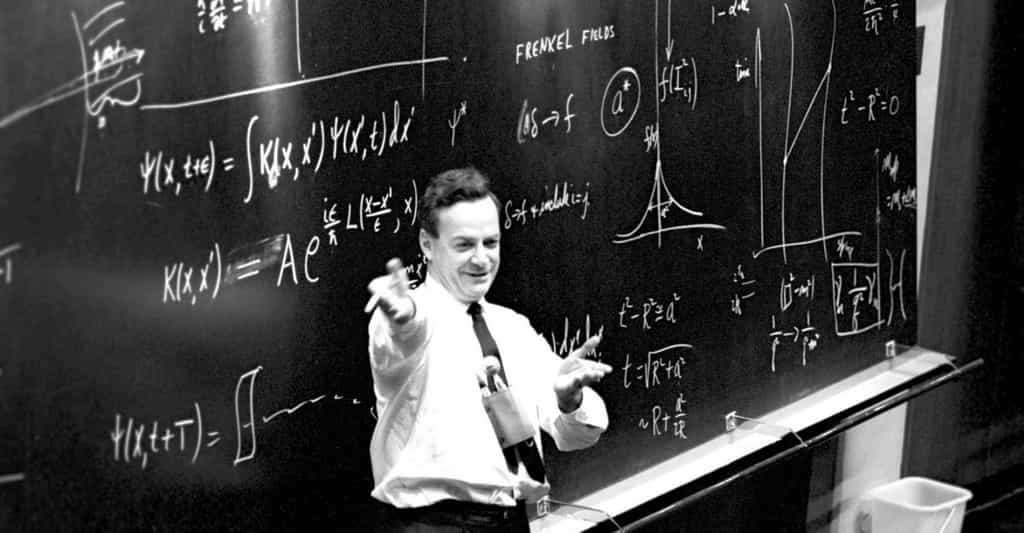 Considéré comme un des pionniers des ordinateurs quantiques, le prix Nobel de physique Richard Feynman a réfléchi, au début des années 1980, à leur intérêt pour simuler des phénomènes physiques, comme ceux étudiés au LHC. On le voit ici lors d'une conférence au Cern en 1965. © Cern