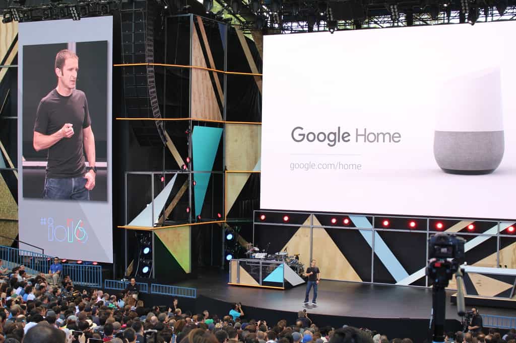 La présentation de Google Home, un appareil intégrant un assistant virtuel à commande vocale censément capable de contrôler différents objets de la maison. © AFP Photo, Glenn Chapman