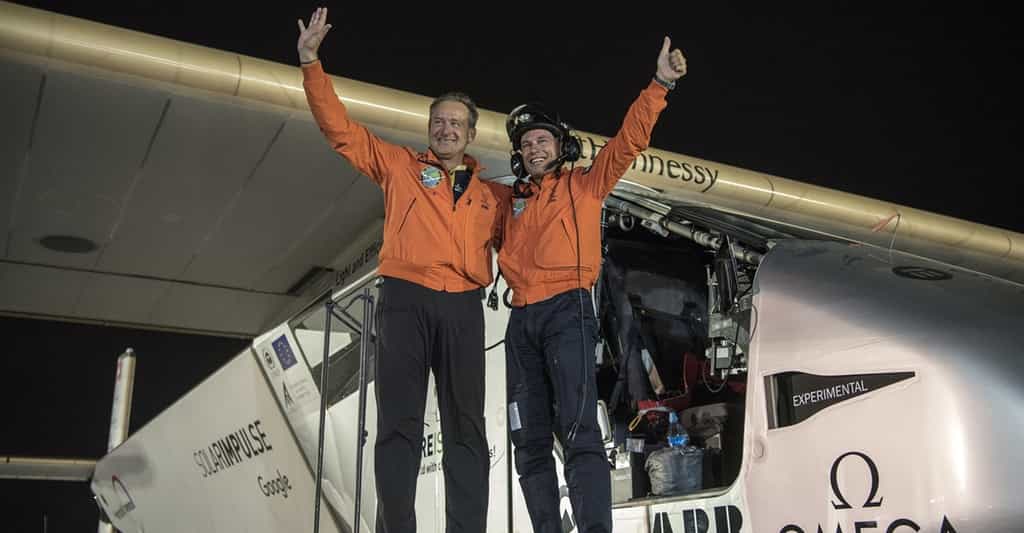 André Borschberg (à gauche) accueille Bertrand Piccard (à droite), qui descend de l'avion solaire lors de son arrivée à Abou Dhabi, marquant la fin du tour du monde de Solar Impulse. © Solar Impulse