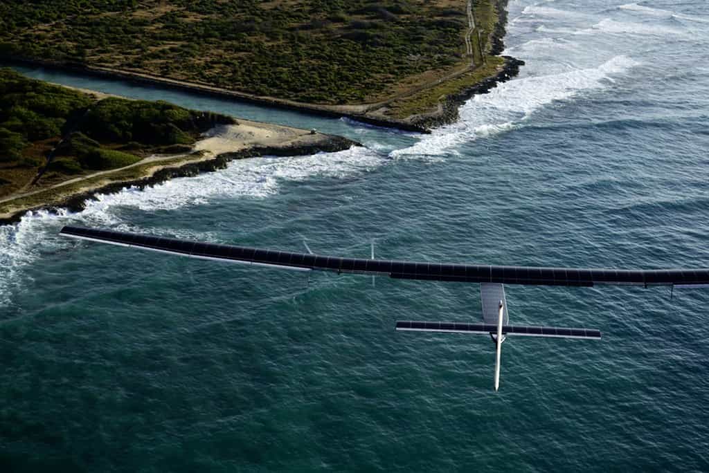 Le SI2, immatriculé HB-SIB, s’apprêtant à se poser sur la piste de l’aéroport d’Hawaï le vendredi 26 février 2016, à l’issue du vol d’essai qui valide la reprise du tour du monde de cet avion solaire. © Solar Impulse