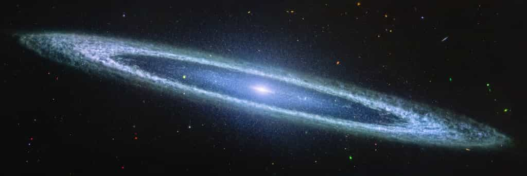 Le télescope spatial James-Webb de la Nasa a récemment photographié la galaxie du Sombrero avec son instrument Miri (Mid-Infrared Instrument), en identifiant la nature agglomérante de la poussière le long de l'anneau extérieur de la galaxie. Cette image comprend des filtres représentant la lumière de 7,7 microns en bleu, la lumière de 11,3 microns en vert et la lumière de 12,8 microns en rouge. © Nasa, ESA, CSA, STScI