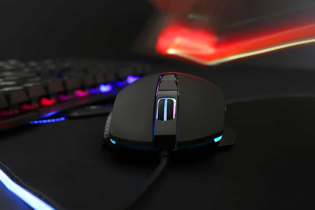 Complétez votre matériel de gaming en optant pour un souris gamer performante et abordable © New Africa, Adobe Stock