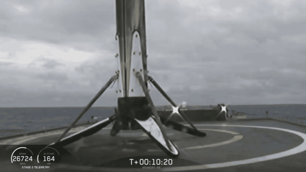L'étage central du Falcon Heavy, vu ici quelques secondes après s'être posé sur la barge Of course I still love you, le 11 avril 2019, a basculé dans les flots avant de rejoindre la terre ferme. En cause, une mer trop agitée. © SpaceX