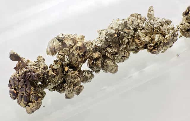 Le strontium est ici conservé sous argon. Au contact avec l'air, le métal réagit et perd sa couleur gris-jaune. © Alchemist-hp, Wikimedia Commons, CC by-nc-nd 3.0