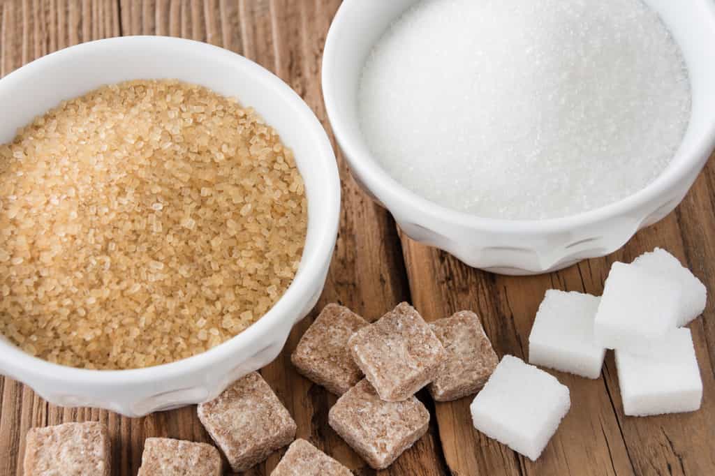 Le sucre roux est essentiellement produit à partir de la&nbsp;canne. Le sucre blanc, quant à lui, est issu de la betterave. © PhotoSG, fotolia