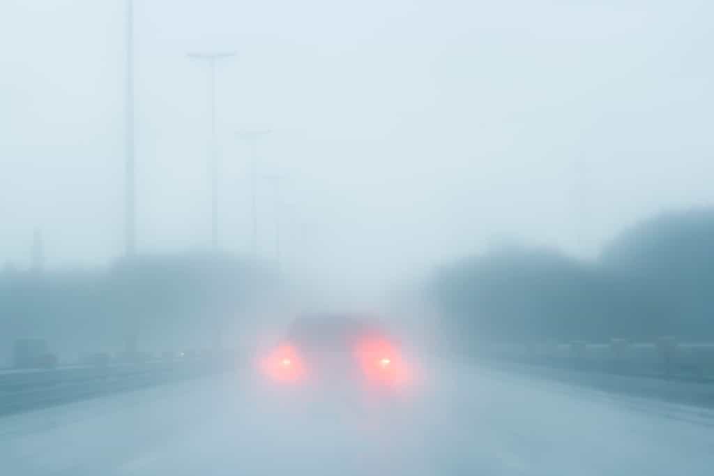 Le « super brouillard » est un phénomène extrêmement dangereux sur les routes qui a déjà été responsable de catastrophes. © Azahara MarcosDeLeon, Adobe Stock
