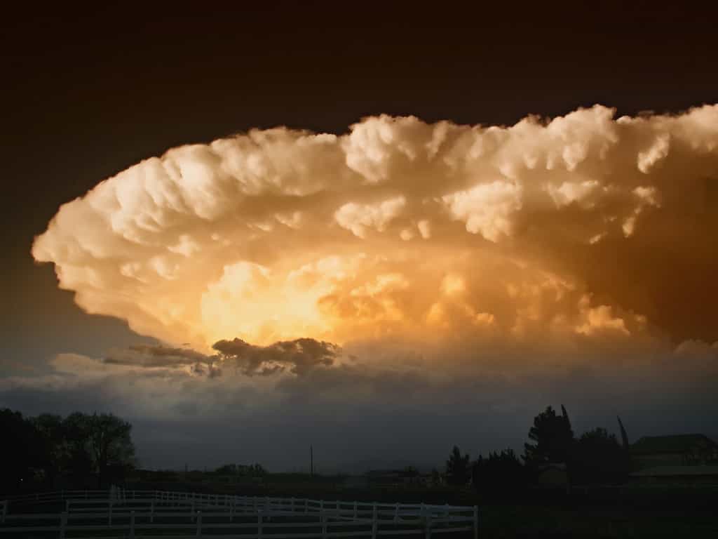 L'orage stationnaire se présente souvent avec une forme parfaite très étalée en altitude. © 12019, Pixabay