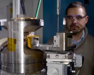 L'appareillage utilisé sur une ligne de lumière de l'ESRF. Sur la gauche se trouve la presse appelée Paris-Édimbourg ; les échantillons de roche sont placés au centre de la presse à des pressions allant jusqu'à 36.000 atmosphères puis chauffés avec un four résistif à des températures de plus de 1.700 °C. © Blascha Faust, ESRF