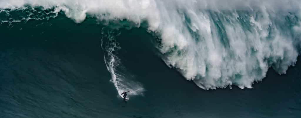 Une vague géante surfée à Nazaré, Portugal. © MartiFerretPhoto, Adobe Stock