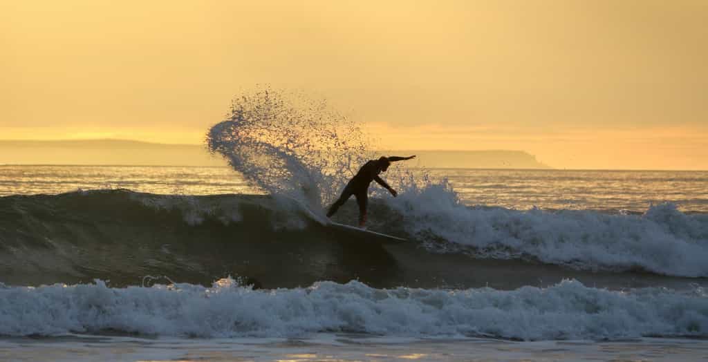 Faire du surf, c'est aussi comprendre la physique des vagues. Ici à Croyde Bay. © Surfing Croyde Bay, Unsplash