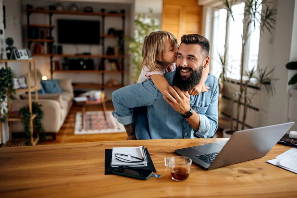 Le télétravail redéfinit notre relation au travail, privilégiant le bien-être et l'équilibre de vie. © Pekic, iStock