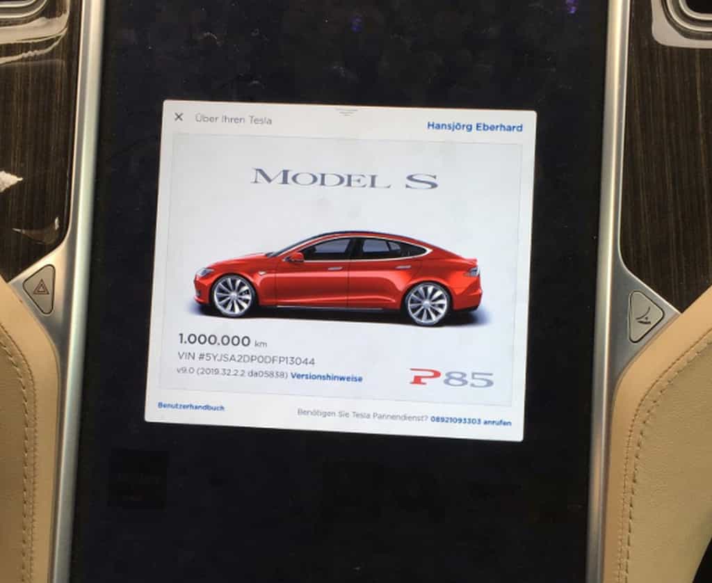 L’écran de la Tesla Model S de Hansjörg Gemmingen juste avant qu’il ne franchisse le seuil du million de km. © Hansjörg Gemmingen