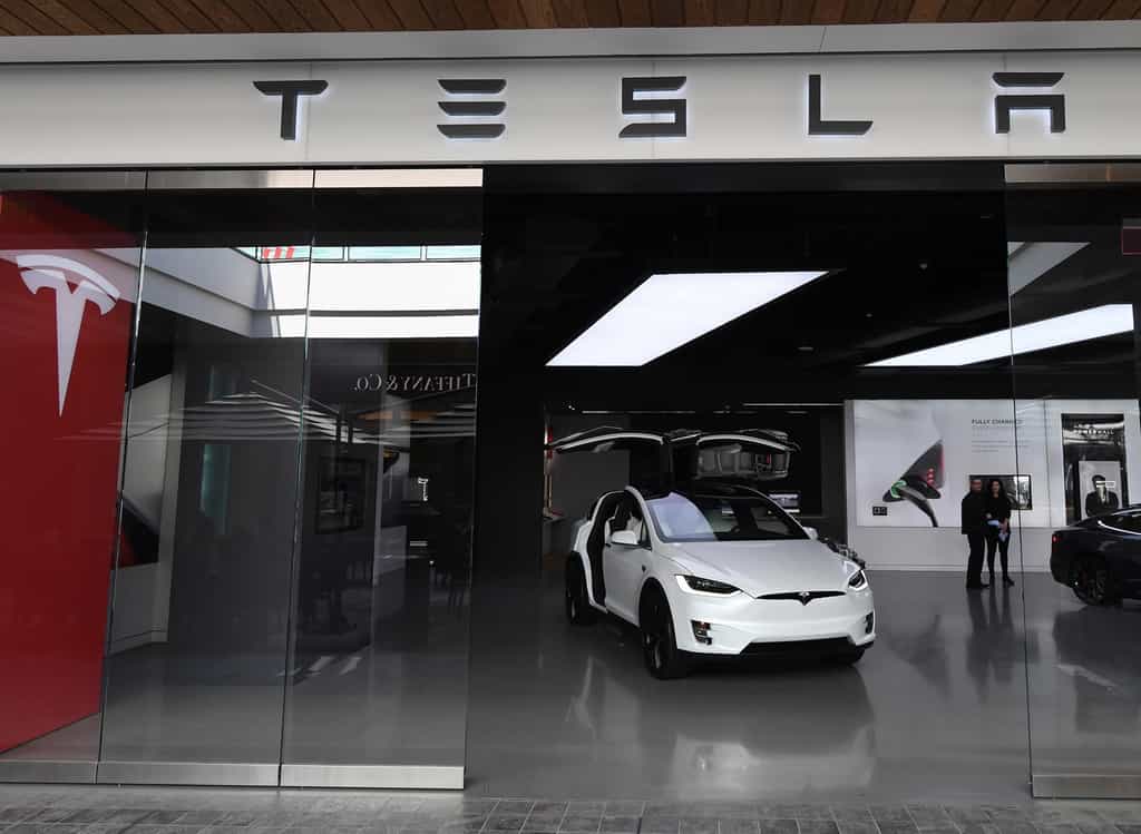 Les Tesla vont recevoir un nouveau système de navigation autonome. © Mark Ralston, AFP