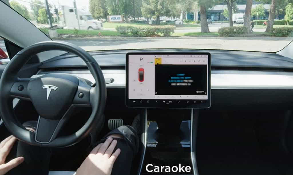 Le mode « Caraoke » est disponible avec la mise à jour logicielle V10 de l’OS Tesla. © Tesla