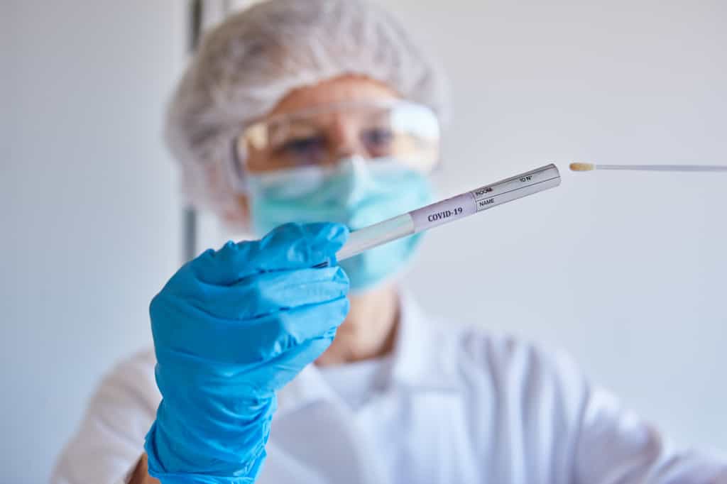 Les tests PCR réalisés à partir d'un écouvillon nasopharyngé sont les plus utilisés pour dépister le coronavirus. © Robert Kneschke, Adobe Stock