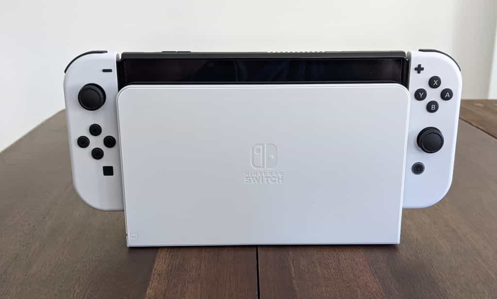 La Nintendo Switch Oled arbore une nouvelle finition blanche. Seule sa station d'accueil voit son design retouché.&nbsp;© Marc Zaffagni