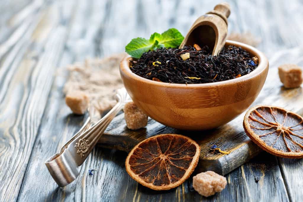 Le thé noir est souvent parfumé, par exemple avec de la bergamote ou des agrumes. © sriba3, Fotolia