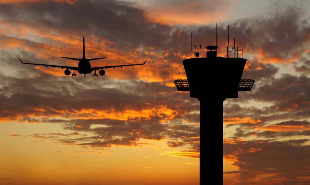 Un centre de contrôle situé à des centaines de kilomètres va remplacer la tour de contrôle des aéroports régionaux dans l’avenir. © ErsErg, Adobe Stock