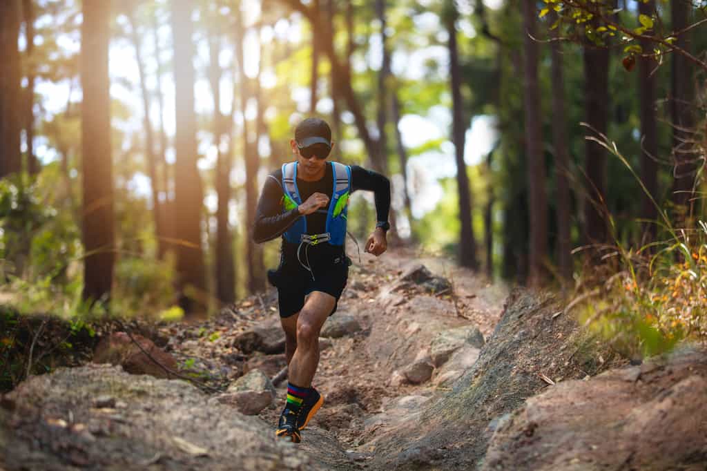 Le trail running séduit de nombreuses personnes qui doivent choisir des chaussures adaptées à ce type de sport. © Tuiphotoengineer, Adobe Stock