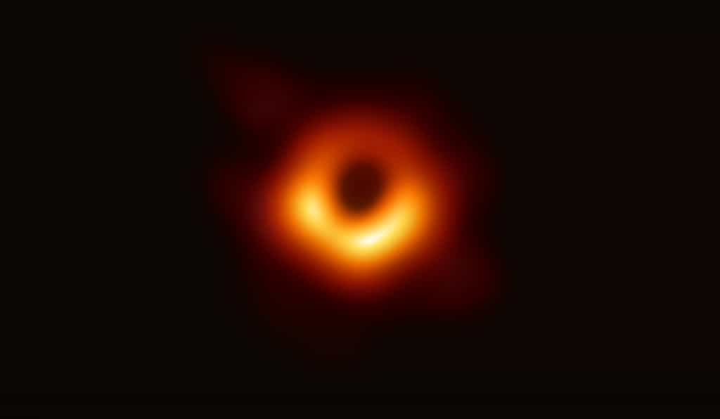 Les astrophysiciens ont obtenu la première image d'un trou noir en utilisant les observations du télescope Event Horizon du centre de la galaxie M87. L'image montre un anneau lumineux formé par la lumière qui se courbe de manière intense autour d'un trou noir 6,5 milliards de fois plus massif que le Soleil. Cette image recherchée depuis longtemps fournit la preuve la plus solide à ce jour de l'existence de trous noirs supermassifs et ouvre une nouvelle fenêtre sur l'étude des trous noirs, de leurs horizons d'évènements et de la gravité. © Event Horizon Telescope Collaboration