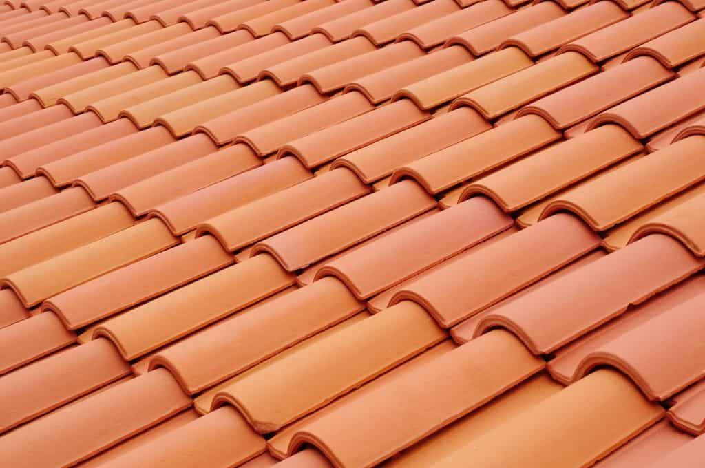 Les tuiles sont disposées de manière à créer une couverture étanche à la toiture. © Isabela66, Adobe Stock
