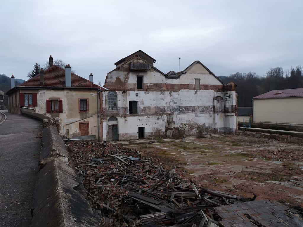 Une friche industrielle à la sortie de la ville de Senones, dans les Vosges. © Ji-Elle, Wikimedia Commons, cc by sa 3.0