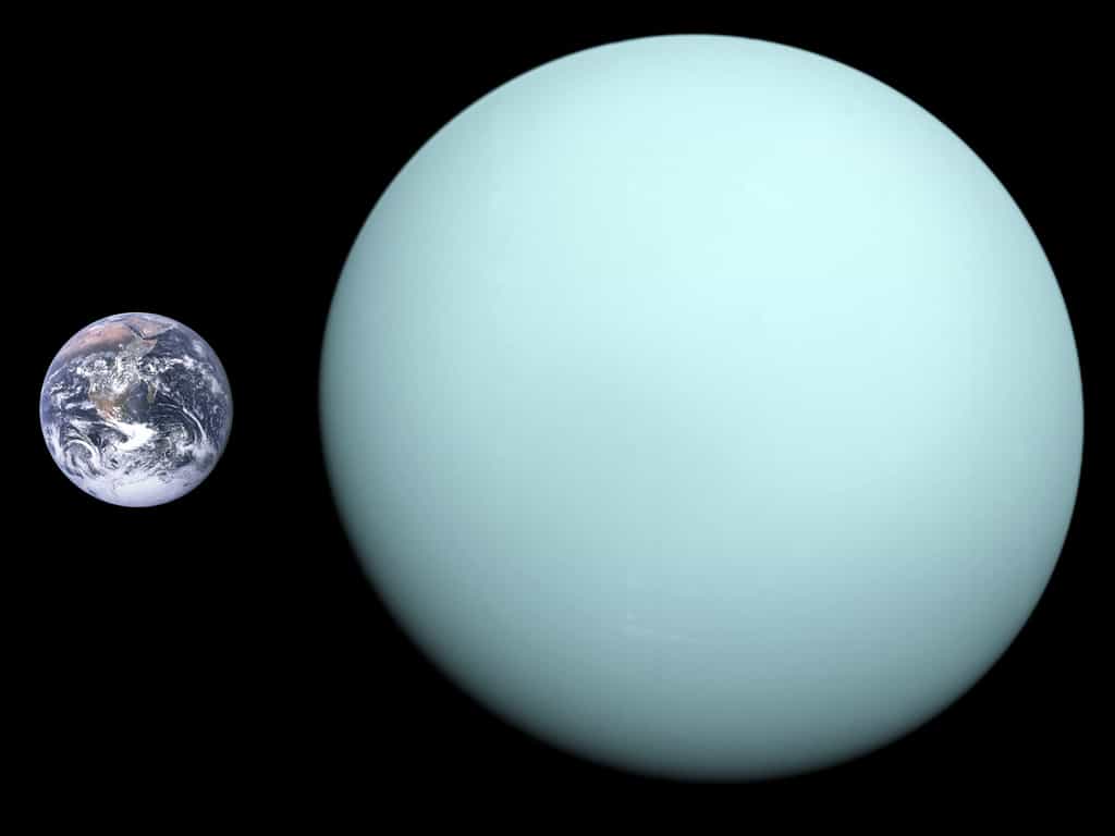 La Terre et Uranus à la même échelle. Uranus est 4 fois plus grande que la Terre soit 63 fois en volume mais sa masse n’est que 14,5 fois plus importante du fait de sa faible densité. © NASA