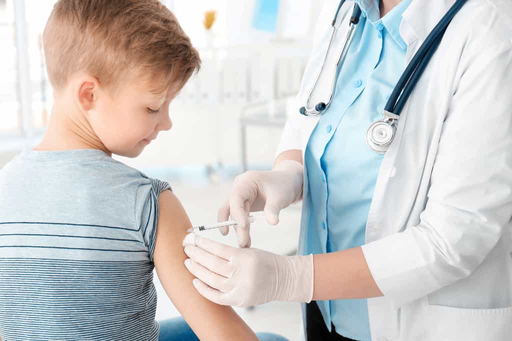 Dès l'été 2020, le Ministère de la Santé souhaite étendre la couverture vaccinale contre le papillomavirus humain aux jeunes garçons. © Adobe Stock