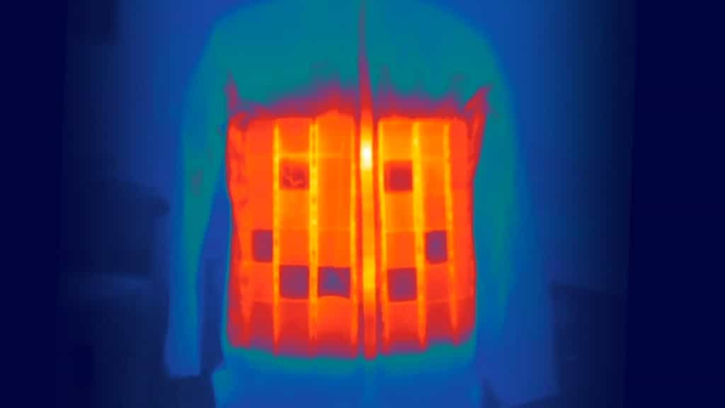 Cette veste peut masquer le rayonnement thermique du porteur, le rendant invisible pour une caméra thermique. © Vollebak