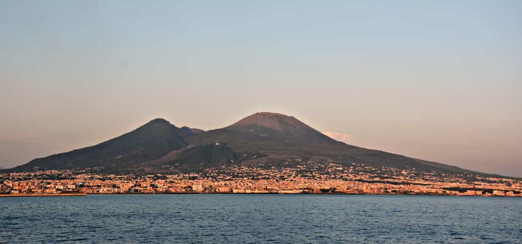 Une vue du Vésuve et de la baie de Naples. © Mentnafunangann cc by sa 4.0