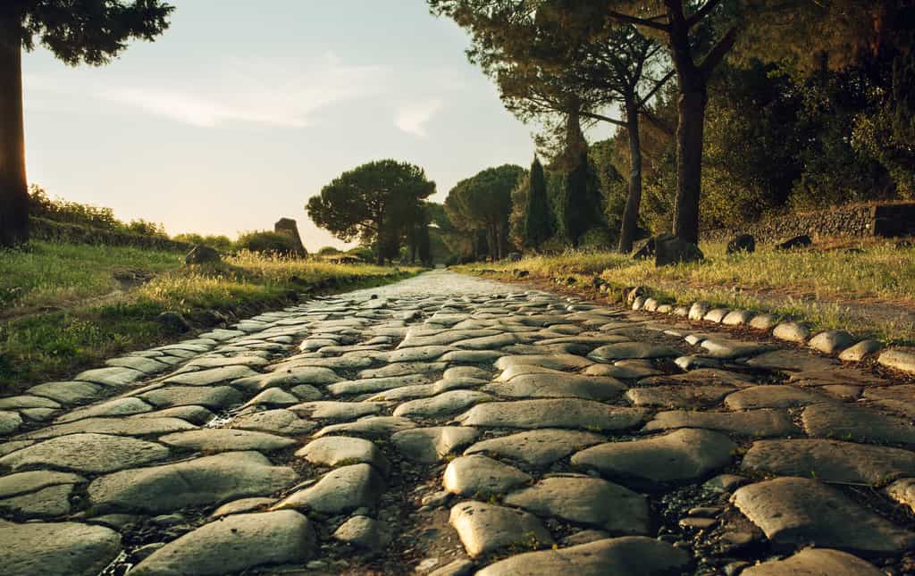 De nombreuses tombes sont répertoriées le long de la via Appia, qui relie Rome à la région des Pouilles, au sud de l'Italie. © Alex, Adobe Stock