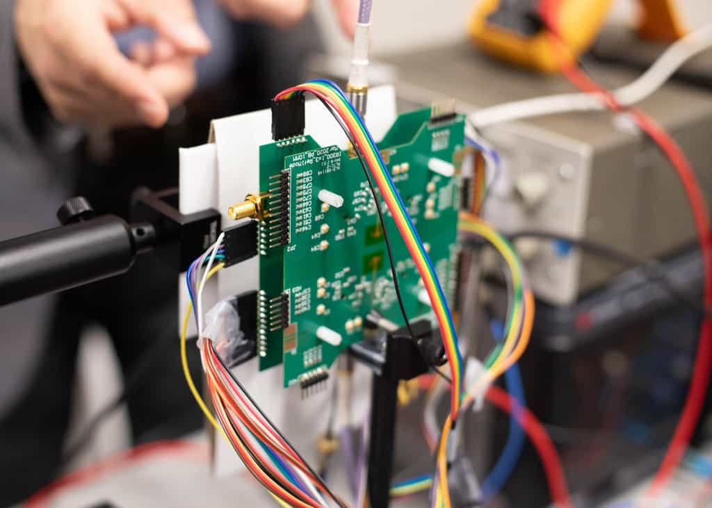 Cette puce émet des signaux de 300 GHz que l'œil humain ne peut pas voir, permettant d'identifier des formes derrière un mur. © The University of Texas at Dallas