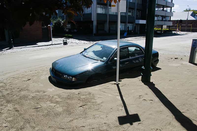 La liquéfaction du sol piège parfois les véhicules, comme ici lors de l’important séisme qui s’est produit à Christchurch, en Nouvelle-Zélande, en février 2011. © Gabrielle, Wikipédia, cc by 2.0