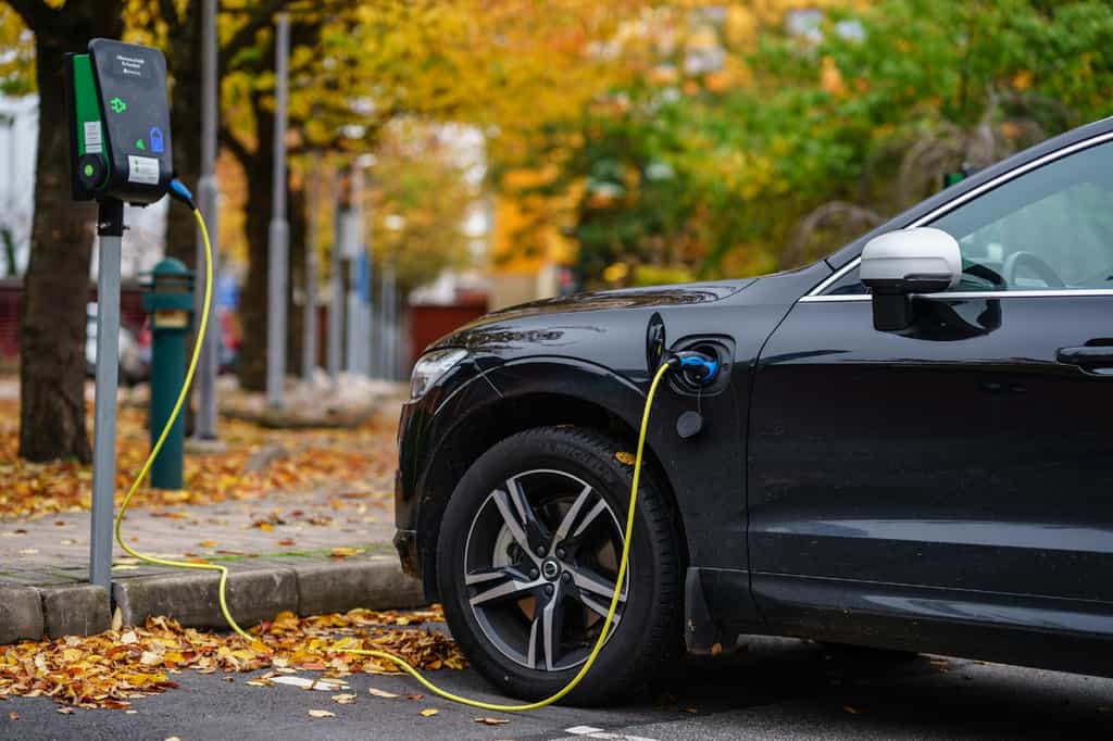 La croissance à deux chiffres des ventes de voitures électriques et hybrides rechargeables se poursuit à rythme soutenu. © nrqemi / IStock.com