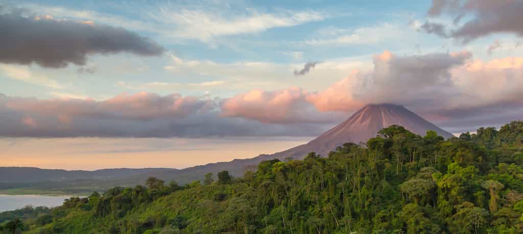 Le volcan Arenal culmine à 1.720 m d'altitude au Costa Rica. Il se distingue par la présence de cinq cratères à son sommet (notés A à E). Il n'est plus entré en éruption depuis 1968. © photodiscoveries, fotolia